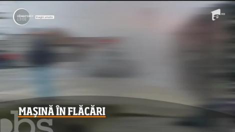 Mașină în flăcări în faţa sediului Poliţiei din Recea, Maramureş