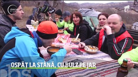 Ospăţ cu bulz pe jar şi pastramă la o stână din Harghita