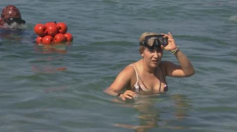 Momente cumplite pentru Adda. Costumul i s-a răsucit în jurul piciorul, în apă: „Simt că mă sufoc. Nu am cum să mă mai mișc! Mi-e frică să nu mă înec”