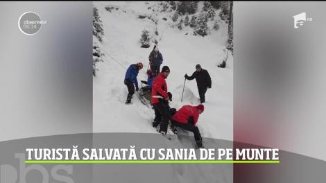 Turistă salvată cu sania de pe munte. Femeia a căzut în gol, în zona unei cascade din Munţii Rodnei