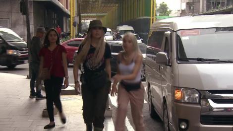 Alina şi Carmen au fost la shopping pentru petrecere! "Mai bine nu mâncăm decât să mergem în bocanci!"