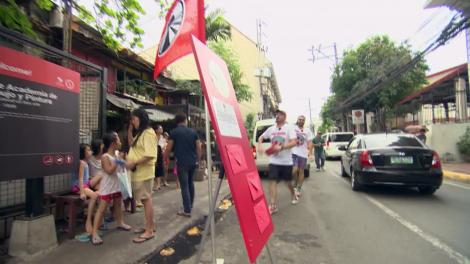 Concurenţii, sensibilizaţi până la lacrimi de situaţia unor familii nevoiaşe din Manila! Alex Abagiu: "Ăsta a fost pentru mine un moment de stop race"