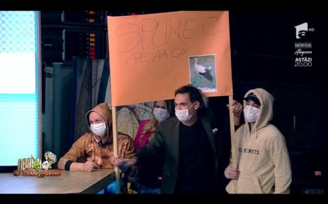 Neatza cu Răzvan și Dani. Barza, motiv de bucurie sau disperare pentru Dani Oțil? Prezentatorul încearcă să scape de strigătele colegilor: Să vă luați câte o lumânare și să veniți să mi-o țineți!
