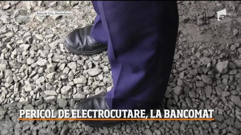 Un bărbat din Arad s-a electrocutat în timp ce încerca să scoată bani de la un bancomat