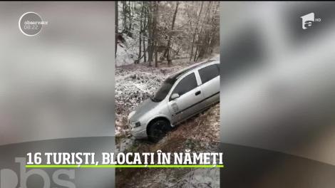 În Albă, 16 turişti  au rămas blocaţi cu maşinile în zăpadă