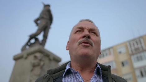 Primarul orașului Mangalița se crede Ștefan cel Mare! A tras cu arcul să aleagă locul unei fântâni!