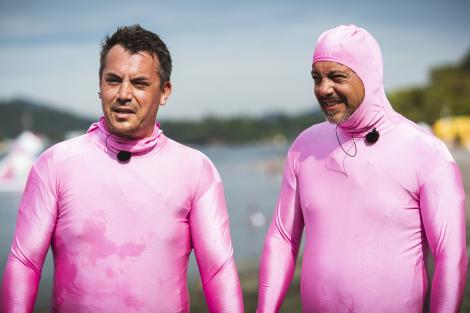 Vedetele de la Asia Express au făcut striptease în bazar și au îmbrăcat costume de latex! „Arătam ca niște prezervative mergătoare”