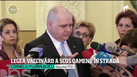 Legea care cere vaccinarea obligatorie a scos zeci de oameni în stradă! Părinţii care nu îşi imunizează copiii riscă amenzi de mii de lei