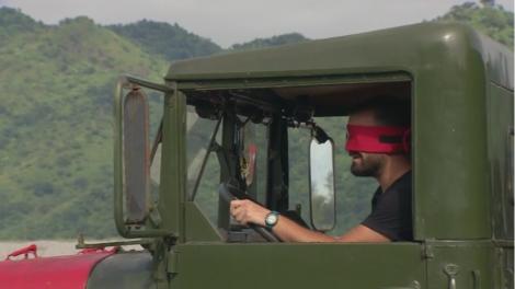 Asia Express. Provocare periculoasă pe autostrada de cenușă. Două vedete conduc legate la ochi!