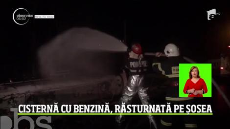 Pericol de explozie după ce o cisternă plină cu benzină s-a răsturnat. Trei autospeciale de stingere cu spumă au intervenit de urgență