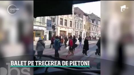 O trecere de pietoni din Brașov a devenit scenă pentru o tânără pasionată de dans