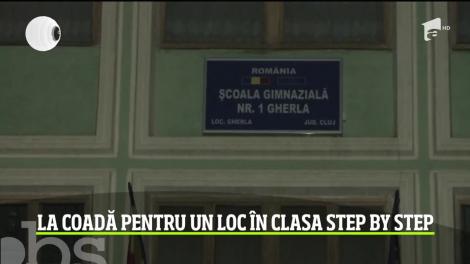 Zeci de părinţi şi bunici, la coadă pentru a-şi înscrie copiii în clasa step by step din Gherla