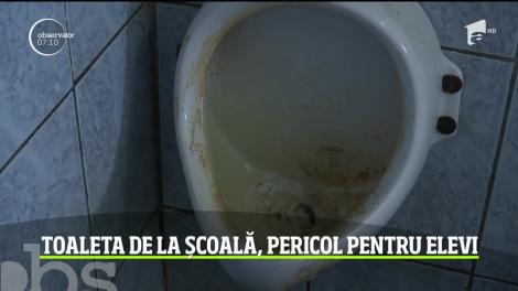 Toaleta de la o școală din Viişoara, pericol pentru elevi. Părinții sunt revoltați, dar primarul e liniștit: ”Sunt o turmă, ce poți să faci mai mult?”