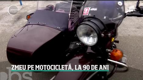 Un bărbat de 90 de ani vede lumea din şaua motocicletei, alături de partenera sa cu 24 de ani mai tânără