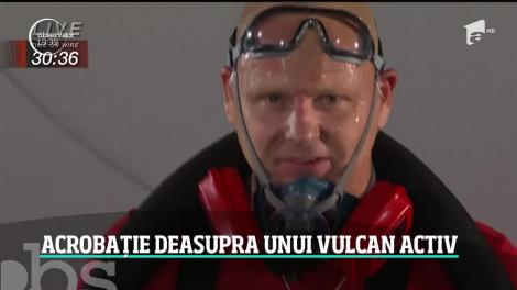 Acrobație deasupra unui vulcan activ. Un bărbat dornic de adrenalină a traversat pe frânghie un crater plin de lavă
