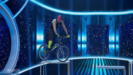 Show extrem la iUmor. Orban Barra-Gabor, demonstrație de sărituri cu bicicleta. Viața lui Mihai Bendeac, pusă în pericol: M-au luat durerile de burtă, am senzația că nasc!