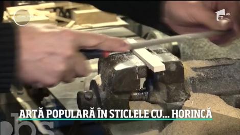 Un miner din Cavnic a fost nevoit să își găsească o altă îndeletnicire. Acesta realizează sticle artizanale de țuică în care montează în miniatură diverse motive tradiționale din Maramureş