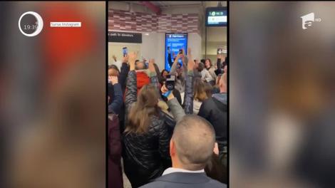 Muzica uneşte suflete şi creează momente unice. Sute de fani ai artistei Celine Dion au cântat la unison într-o staţie de metrou