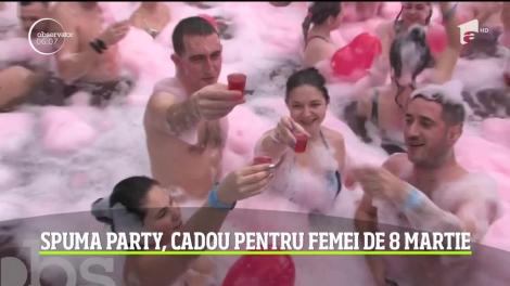 Spuma party, cadou pentru femei de 8 Martie, la piscină din Băile Felix