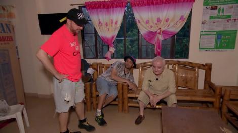 Irinel Columbeanu mănâcă supă la plic și îi "zăpăcește" pe Alex și Radu: "Noi căutam loc de dormit, el voia să care apă să se spele"