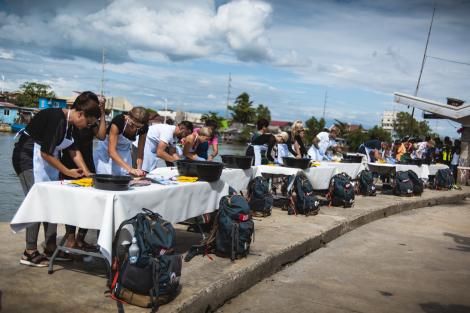 Concurenții, puși să "ÎNfileteze" pește. Ristei se declară învins: "Cum or fi reușit Alina şi Carmen, mă? Cred că acasă numai asta fac"