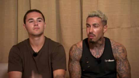 Velea şi Mario, şocaţi de condiţiile de cazare: "Vrei la toaletă, n-ai cum să tragi apa! Vrei să te speli pe mâini, nu e robinet!"