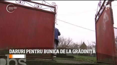 Cea mai bătrână angajată din România a fost sărbătorită, astăzi, de copiii de la grădiniţa la care este îngrijitoare de câteva zeci de ani