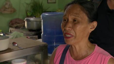 Vedetele trebuie să-i convingă pe localnici să asesoneze mâncarea cu sosul de peşte! "Este de neconceput să bagi aşa ceva în tine"