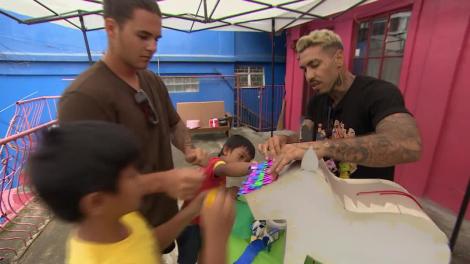 Cursa pentru ultima şansă! Concurenţii trebuie să confecţioneze o pinata!