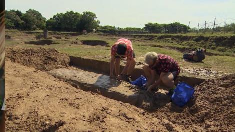 Lutul, marea provocare pentru concurenți de la Asia Express. Alex Abagiu: Zici că dezgropi o moartă, nu cred că trebuie să miroasă așa!