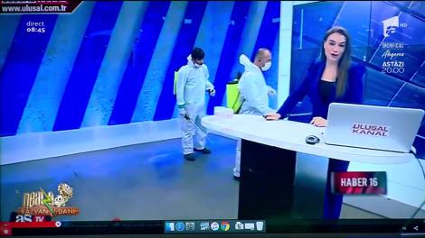 Ce dacă prezentatoarea era live? Cei doi responsabili cu dezinfectarea și-au văzut nestingheriți de treaba! Video amuzant!
