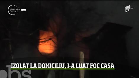 Unui bărbat izolat la domiciliu i-a luat foc casa. Pompierii care au intervenit au fost carantinați imediat