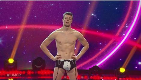 Bart Hoving, uite-l cum se dezbracă! Un sexy-super striper cum nu s-a mai văzut pe scena iUmor încinge mințile domnișoarelor