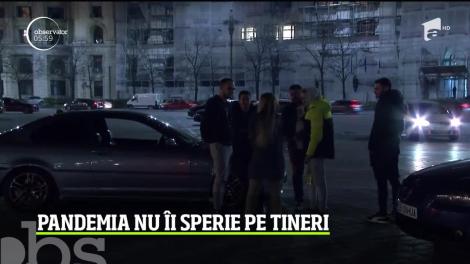 Pandemia nu-i sperie pe tineri. Peste 100 de împătimiţi de curse ilegale s-au strâns în parcarea din faţa Casei Poporului