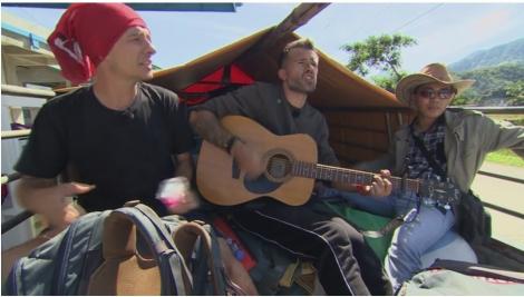 În căutarea cântecului pierdut "Ai, ai, ai!" Florin Ristei și Dan au dat concert într-o remorcă