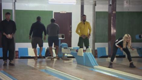 Vedetele din Asia Express joacă bowling ca în Epoca de Piatră. Cine a câștigat întrecerea