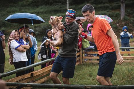 Râzi cu lacrimi! Florin Ristei a vrut să plimbe porcul în lesă, dar a ieșit un show de zile mari