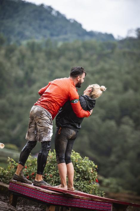 Adda și Cătălin cu câştigat amuleta după jocul de echilibru!