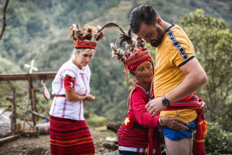 Concurenții de la Asia Express au trăit emoții uriașe în costumele Ifugao! „Te trage, te leagă la zonele intime”
