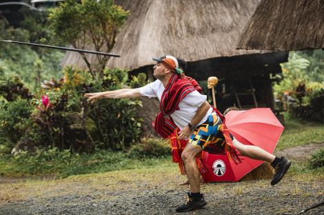 Cursa pentru ultima şansă! Vedetele trebuie înveţe să folosească sulița și să arunce cu ea spre o țintă fixată pentru a însuma 16 puncte!