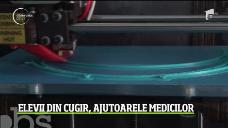 Membrii clubului de robotică din Cugir oferă sprijin medicilor din oraş