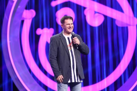 Revenire de senzație la iUmor! Doru Octavian Dumitru l-a ”adus” pe scenă pe străbunicul lui: ”Când o mângâia pe străbunica, o mângâia..pe nasture!”