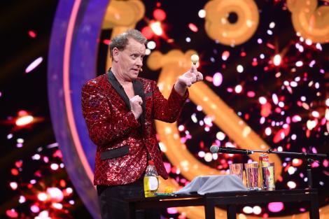 Stevie Starr - "Regurgitatorul Profesionist”, moment senzațional la iUmor! A înghițit un pește viu și l-a scos înapoi înotând într-un recipient. Jurații, șocați: ”Nu încercați așa ceva acasă!”