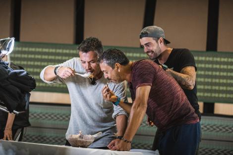 Ce nu faci pentru un bănuţ! Concurenţii se întrec să termine un bol mare cu desert tradiţional filipinez!