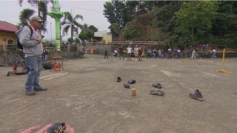 Concurenți fac cunoştinţă cu jocurile copiilor din Filipine. Primul joc, aruncatul cu bocancii!