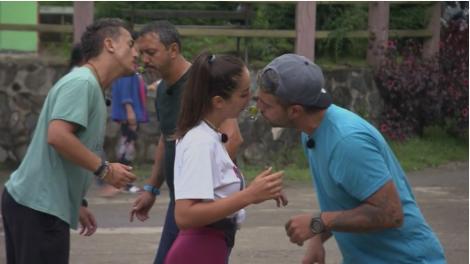 Concurenții din Asia Express dau în mintea copiilor. Iată cum s-au distrat