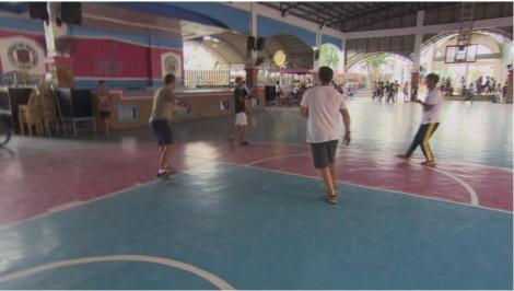 Mamăăăă, cum "joacă" blondele baschet! Concurenții din Asia Express au strâns copii de pe stradă pentru un meci