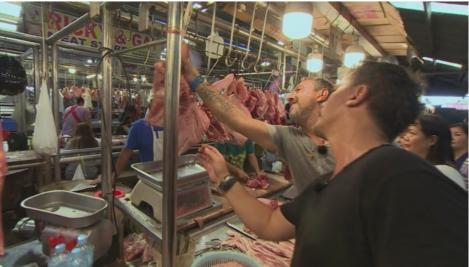 Concurenții caută urechi și capete de porc. Sorin Bontea: Piața Obor de pe vremuri era lux. Pe carne sunt o tonă de muște!