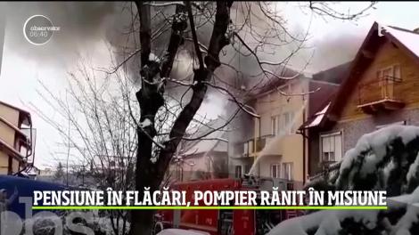 Incendiu puternic la o pensiune din Brașov în care erau cazați studenți! Un pompier a fost rănit! Imagini tulburătoare! VIDEO