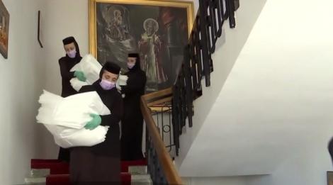 Măicuţele de la Mitropolia Banatului au confecționat mii de cearceafuri şi prosoape pentru bolnavii de coronavirus